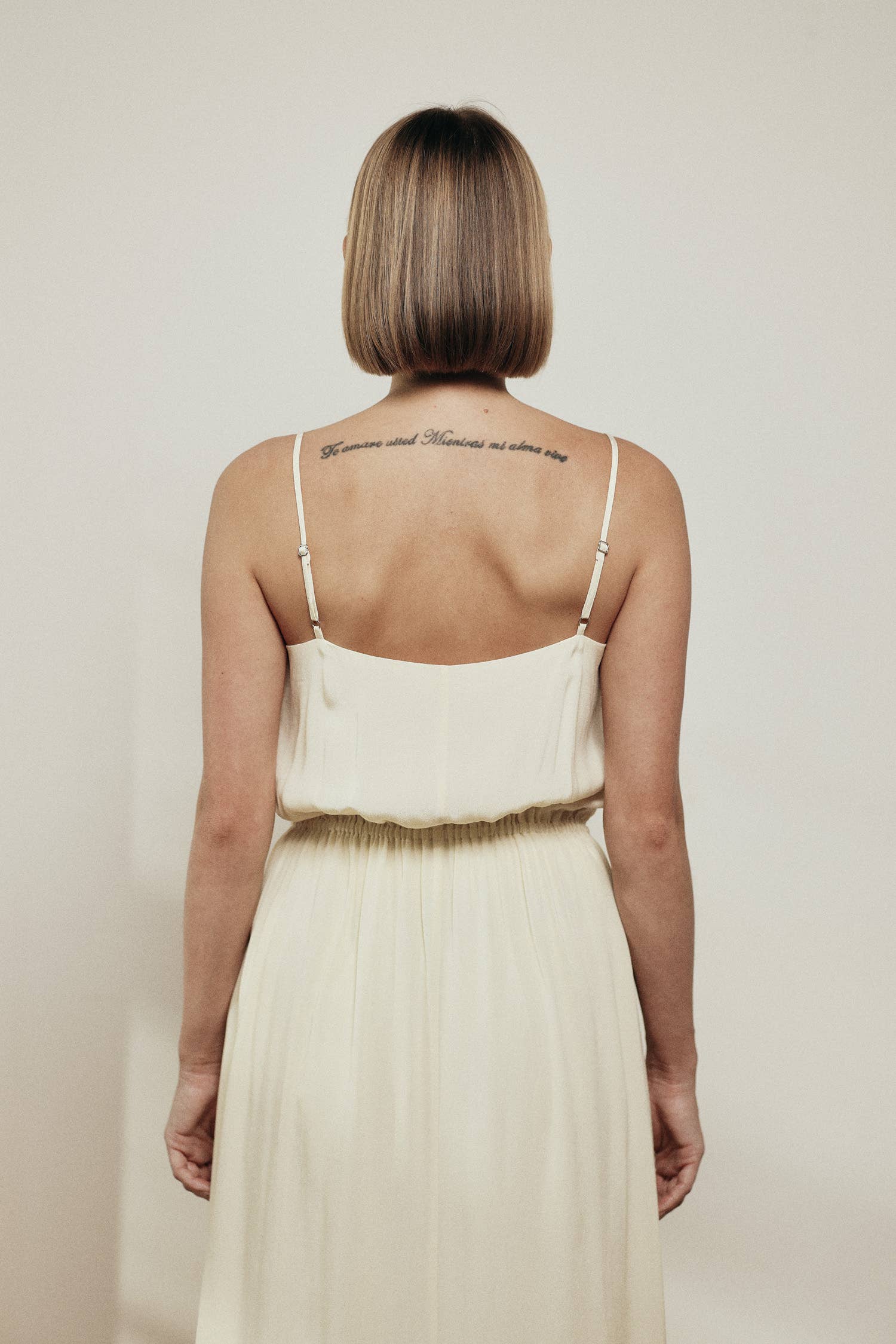 Cream Maxikleid mit Bindeband vorne für den Großhandel auf Faire6