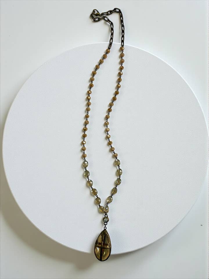 Colar Oval Marfim e Champanhe de 28" com Pendente Cruz em Forma de Gota por atacado de Ava Capri