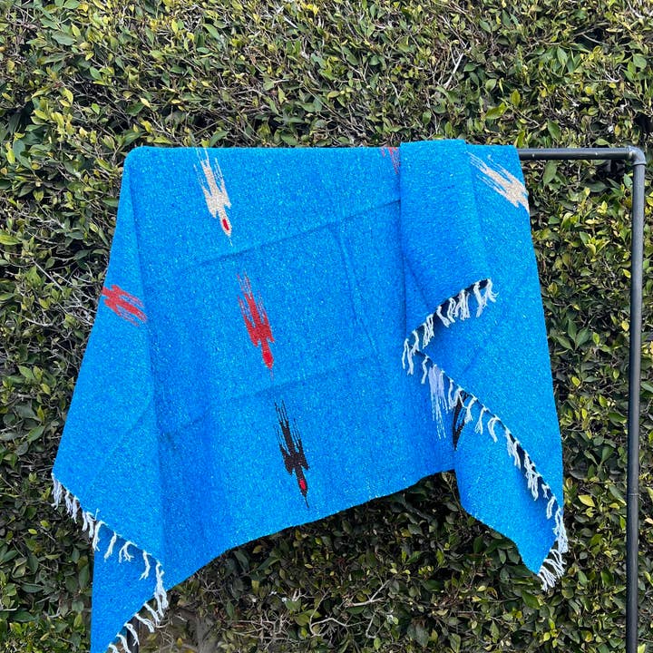 Campfire Adventure Kuscheldecke | Aqua-Mexikanischer Yogaüberwurf für den Großhandel von Mahalo Market