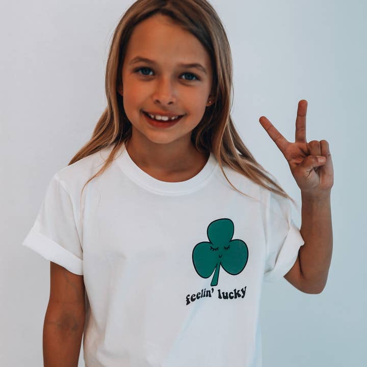 SE SENTIR CHANCEUX| T-shirt enfant pour la vente par Minimalist Folk Co.
