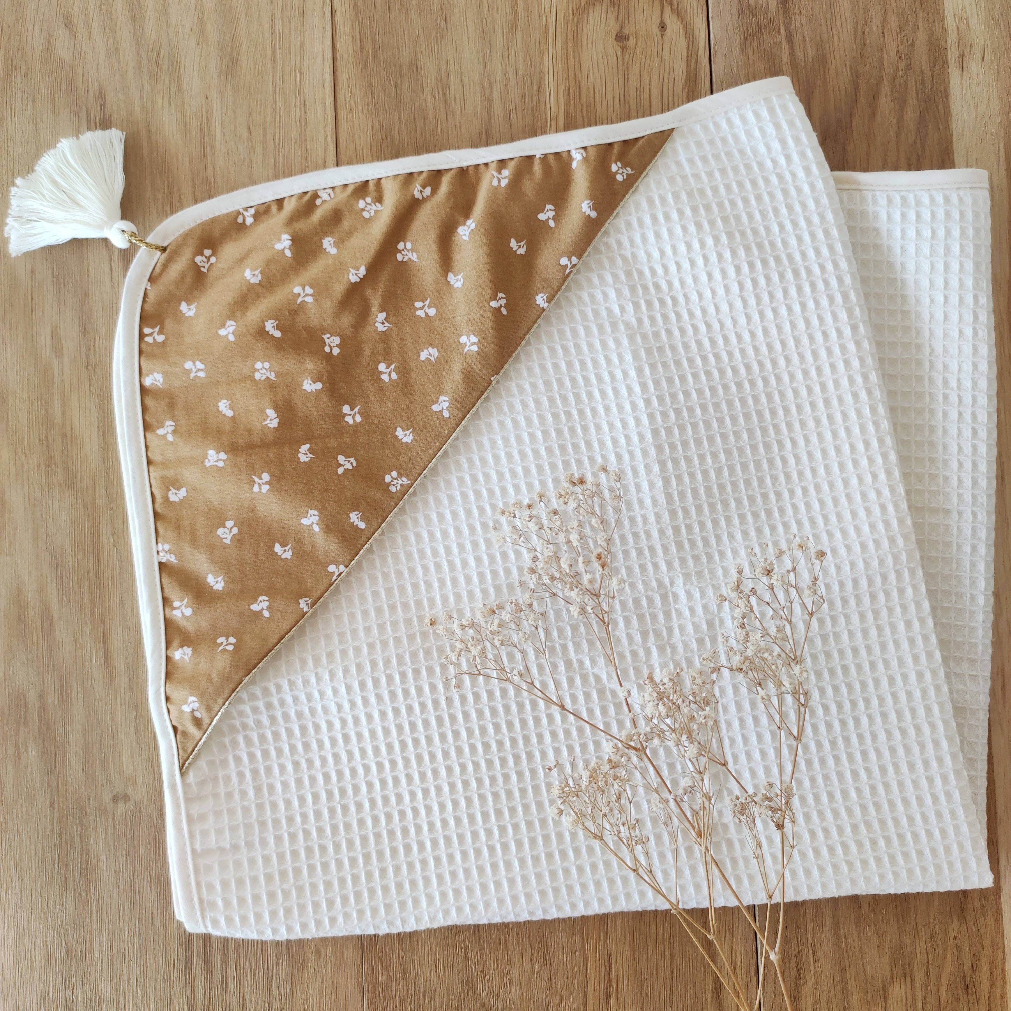 Les p'tites Merveilles de Bérénice - Wholesale Hooded Towel - Kids & Baby - Baby bath cape “Cinnamon flowers” in organic cotton sponge n1