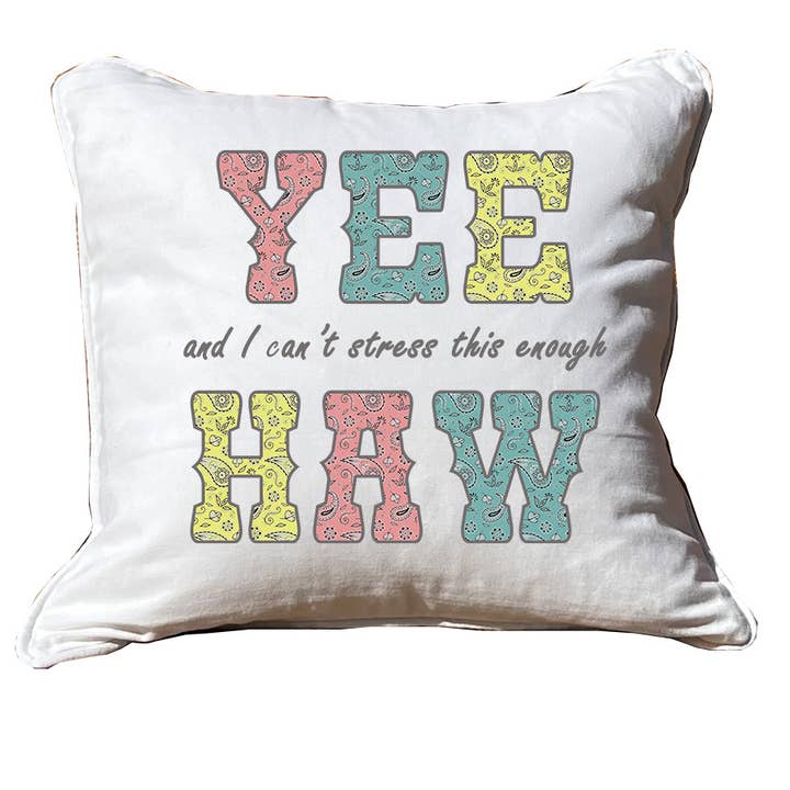 Coussin carré blanc avec passepoil YEE-HAW pour la vente par Knollwood Lane