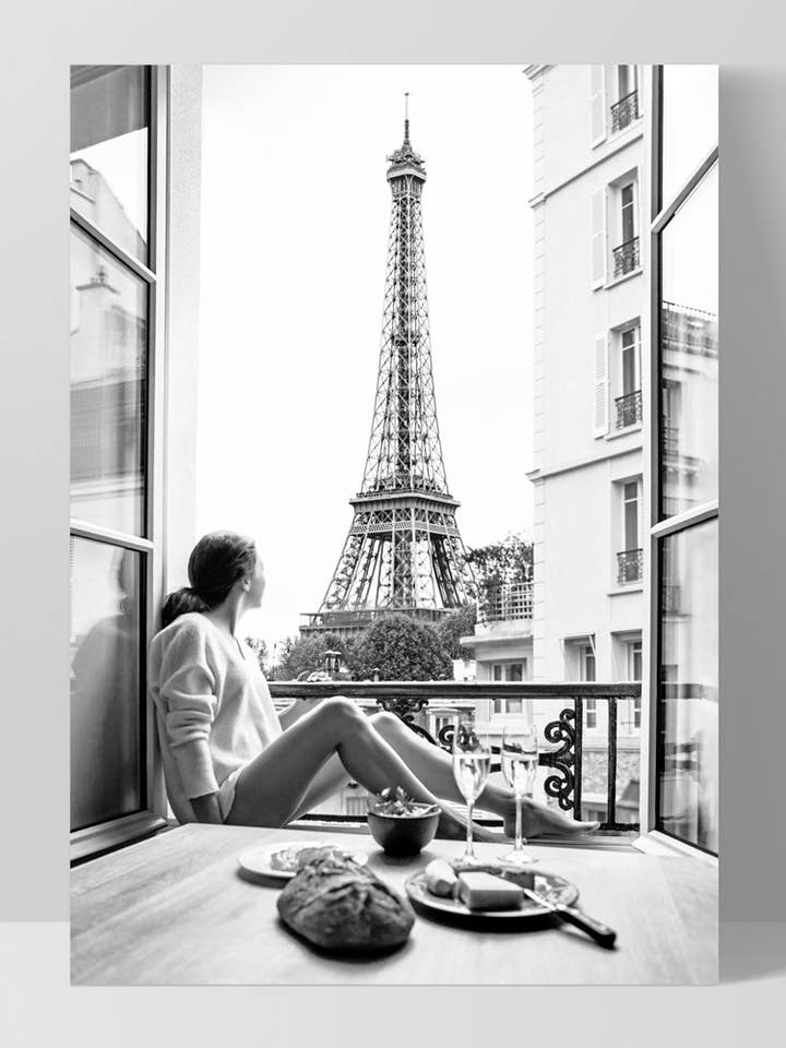 Mulher na Arte da Varanda de Paris. Cartaz da Torre Eiffel para Pequeno-almoço por atacado de PRINT AND PROPER