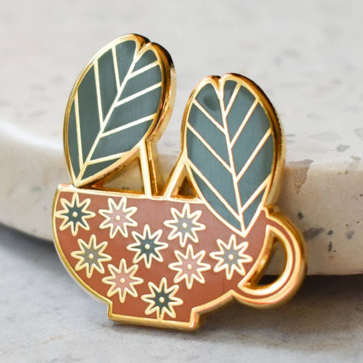 Teetasse und Stecknadel aus Pflanzenemail für den Großhandel von Tea Thoughts