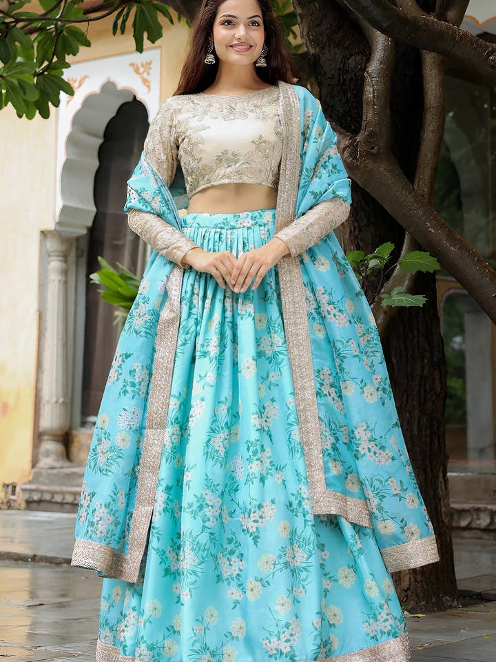 Lehenga Choli in Organza Turchese con Motivo Floreale per Matrimonio e Festival Indiano e Pakistano - Lavoro Zari, Lavoro di Stampa, Ricamo con Paillettes per la vendita all'ingrosso da parte di HATKE BRIDE