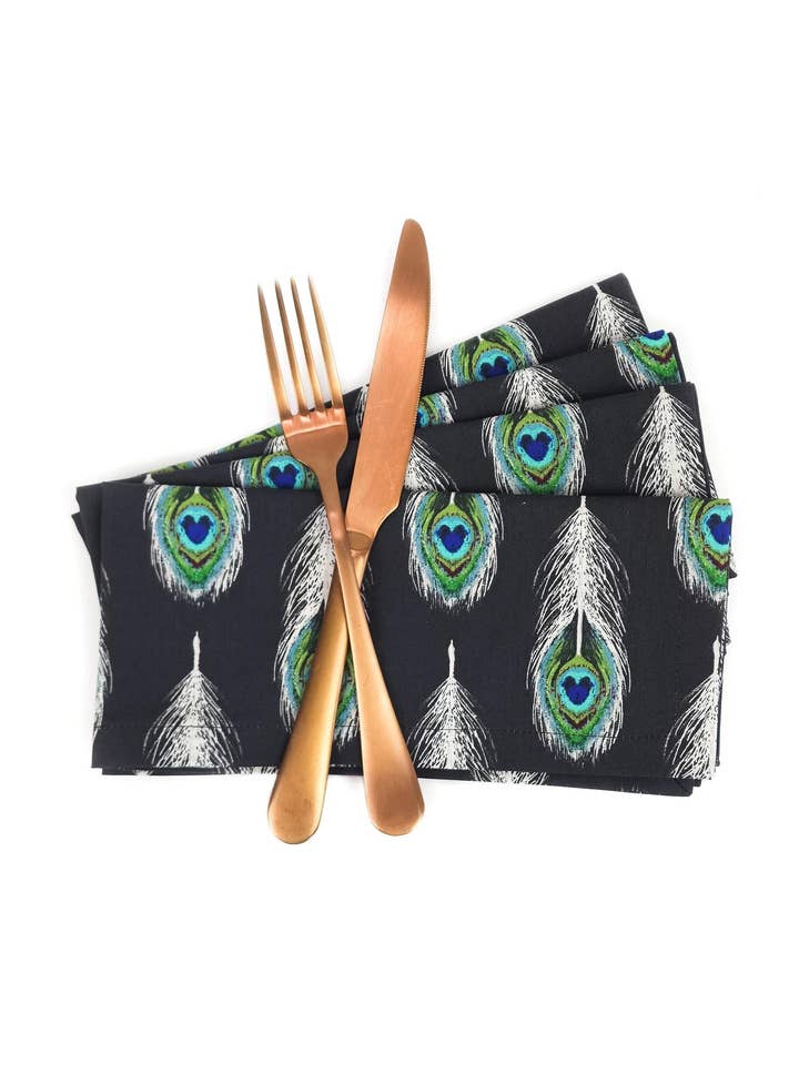 Serviettes en tissu à plumes de paon noires, lot de 4 pour la vente par 90 West Linen Co.