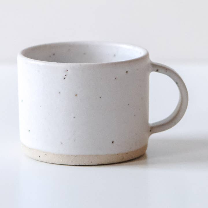 Tasse courte mate blanche et mouchetée pour la vente par Dor & Tan