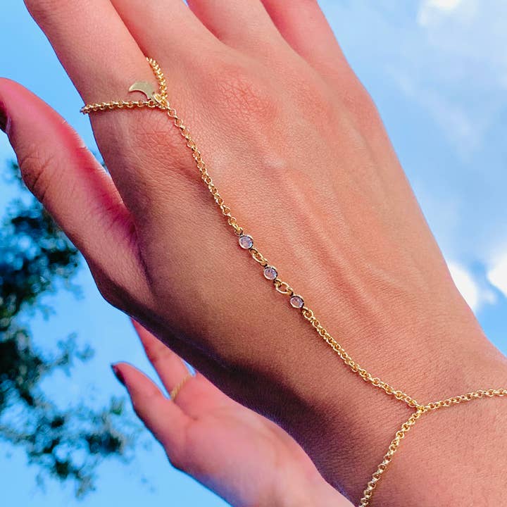 Mali Beads – Großhandel Glieder- & Kettenarmband – CZ Handkettchen mit Mond- & Sternanhänger – Zarter, vergoldeter Schmuck1