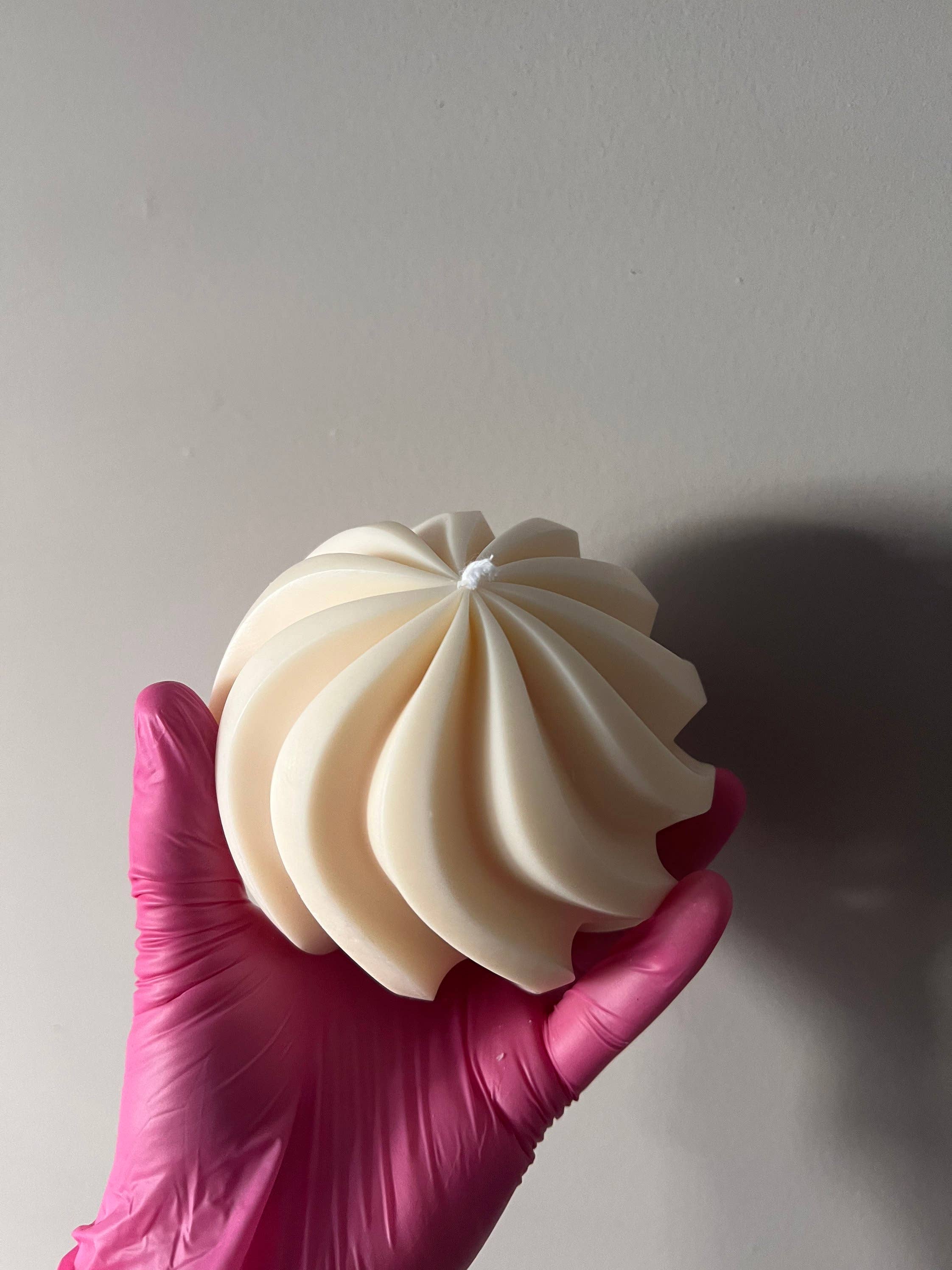 Agaboo Candle – Velas de decoração por atacado – Vela Artisan Swirl Ball 4x4in - Formada4