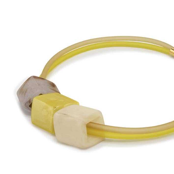 Colar de borracha com 3 cubos - Amarelo Suave por atacado de FATES, style with a story