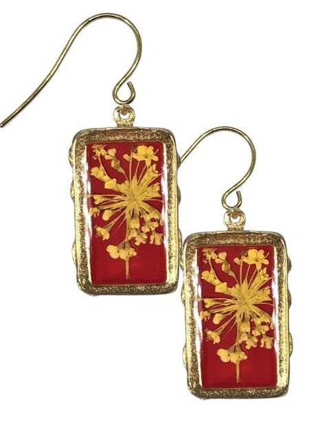Boucles d'oreilles rectangulaires petites avec fleurs pressées rouges pour la vente par Shari Dixon