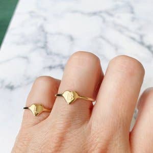 Charmin's Ringen - Wholesale Zegelring - R1015-M Letter M In My Heart Gold3