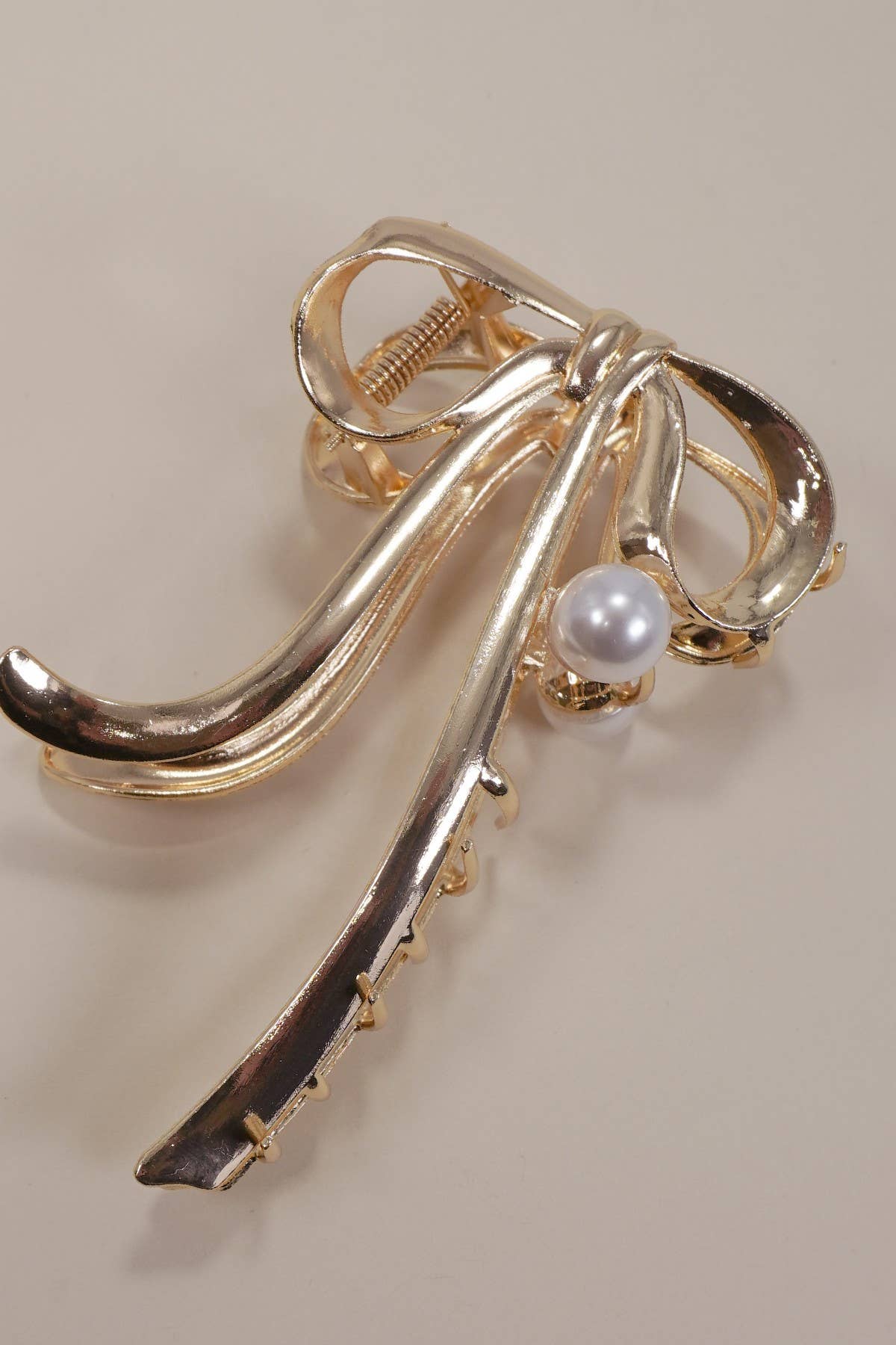 XTRA LARGE GOLD BOW PEARL HAIR CLAW CLIPS | 40H873 for wholesale on Faire2