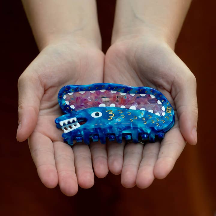 Blaue Echsenhaarklammer für den Großhandel von Kyndra Sweep illustrations