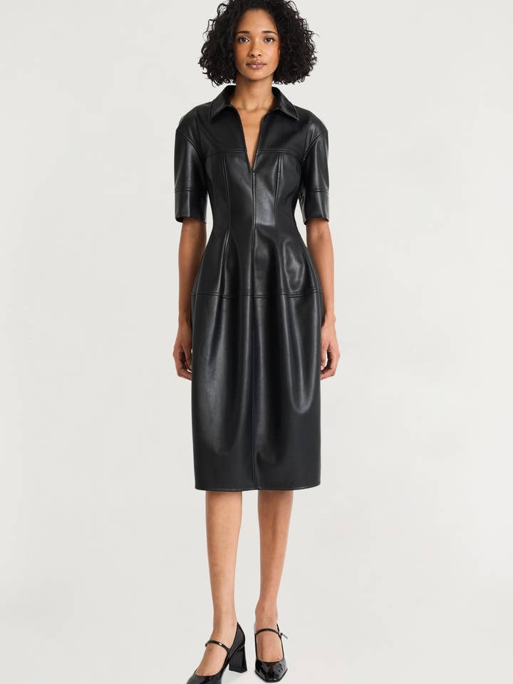 MIDI MED KRAGE OCH KORTA ÄRMAR MED MIDJEPLISSÉDETALJER för wholesale av Maggy London Group