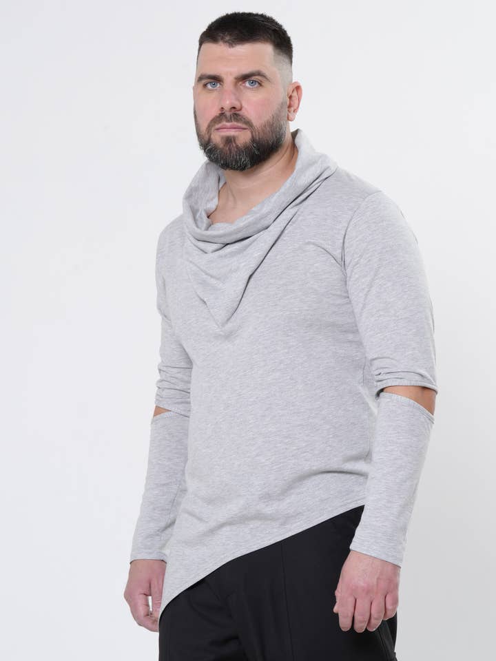 Haut pour homme à col foulard avec découpes aux manches en gris pour la vente par Metamorphoza