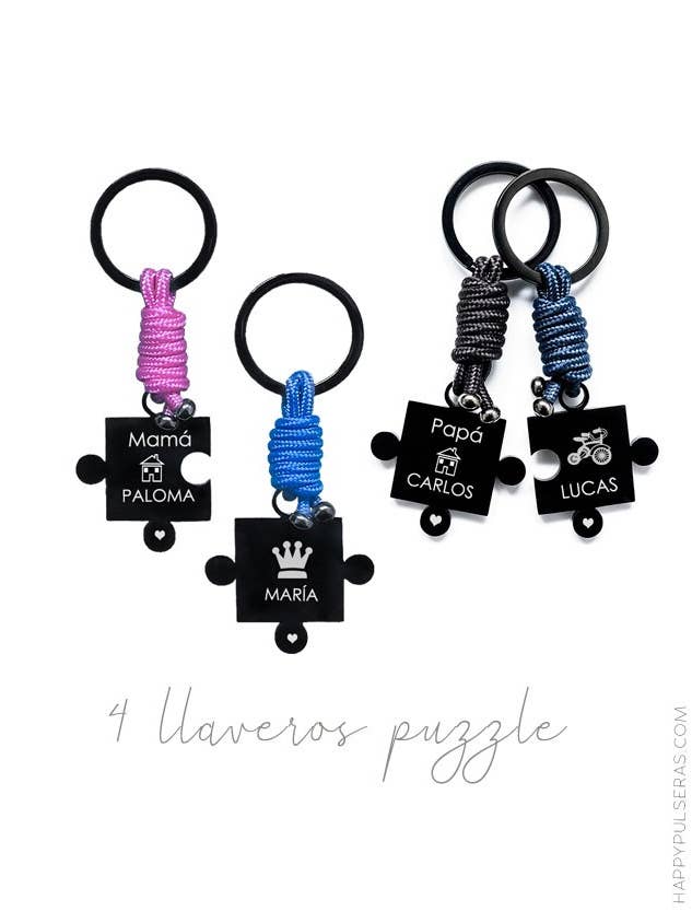 Porte-clés puzzle en titane noir en quatre pièces avec texte gravé. pour la vente par Happypulseras