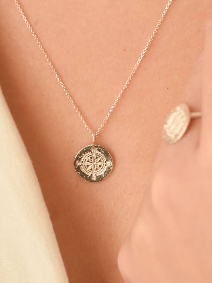 Collana con ciondolo a forma di bussola in argento per la vendita all'ingrosso da parte di Wild Fawn Jewellery