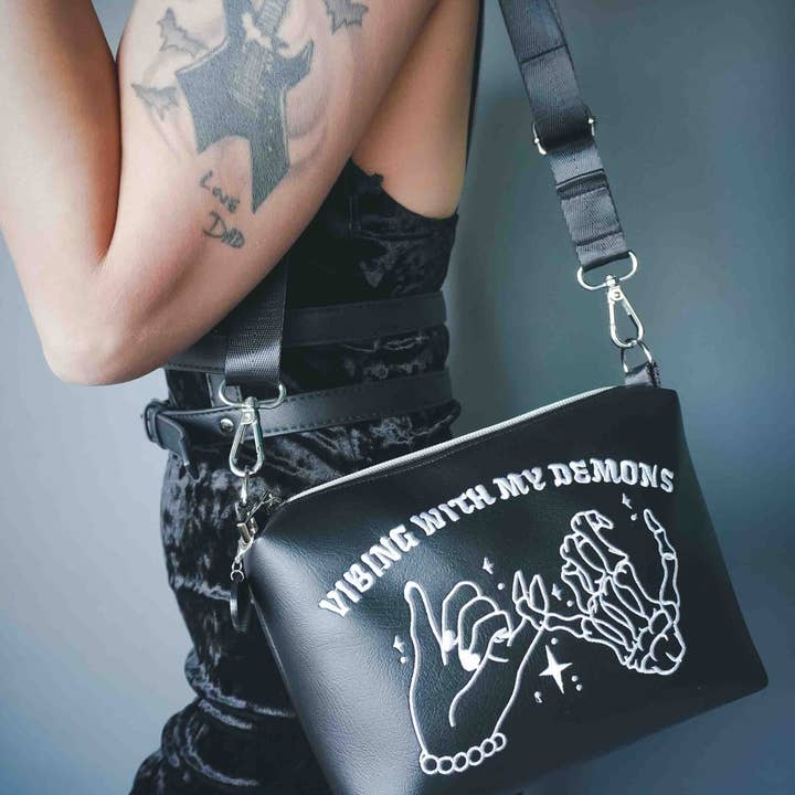 Zwarte geborduurde 'Vibing with my Demons' kleine crossbodytas – handgemaakt, vegan leer, zilverkleurig beslag voor wholesale door Project Pinup
