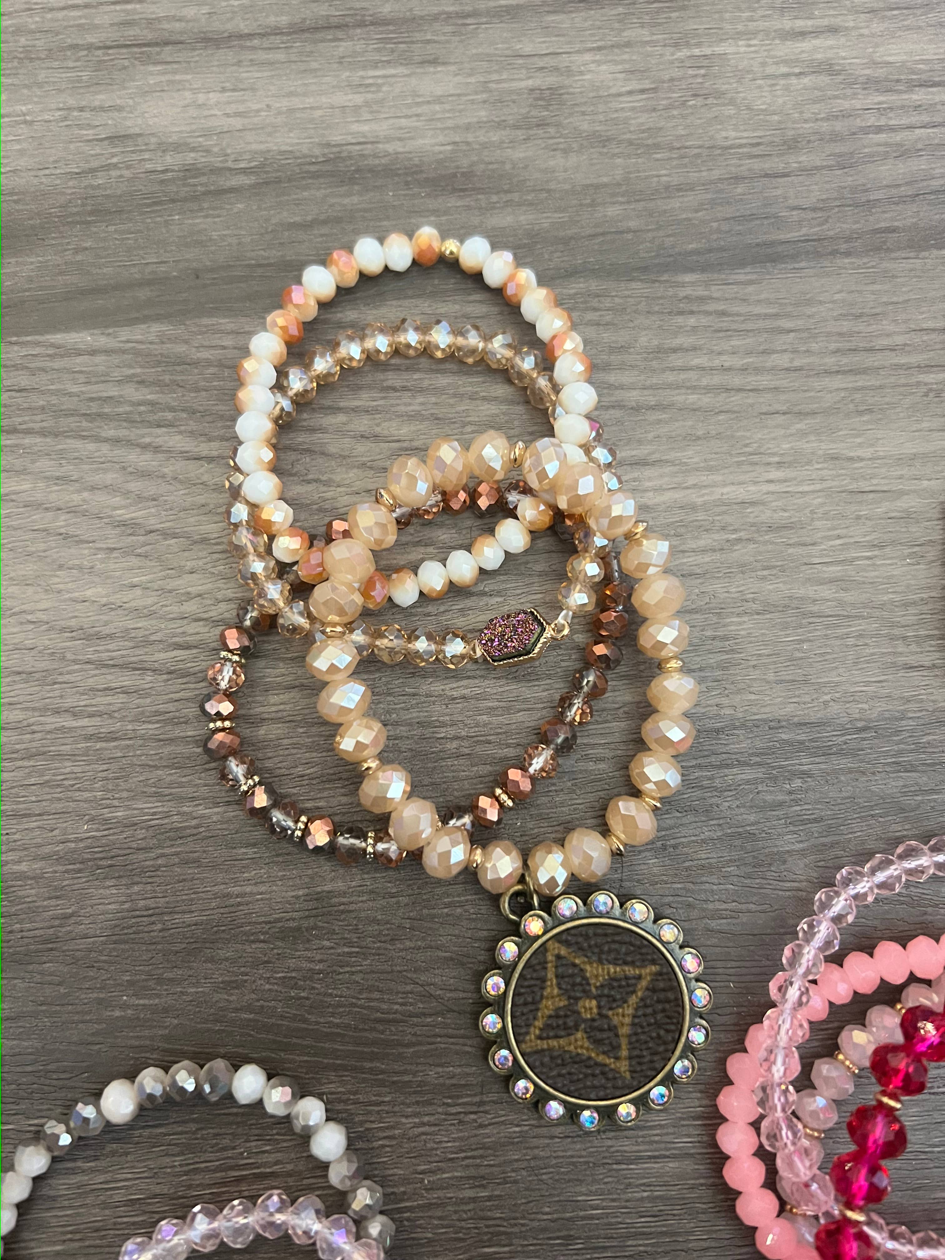 Bangles & Bourbon - Vendita all'ingrosso Parure di gioielli - pile di bracciali riciclati0