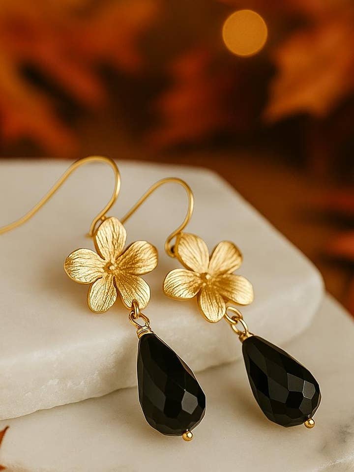 Pendientes colgantes de lágrima negra con flores doradas hechos a mano para venta al por mayor de Bad Apple Designs