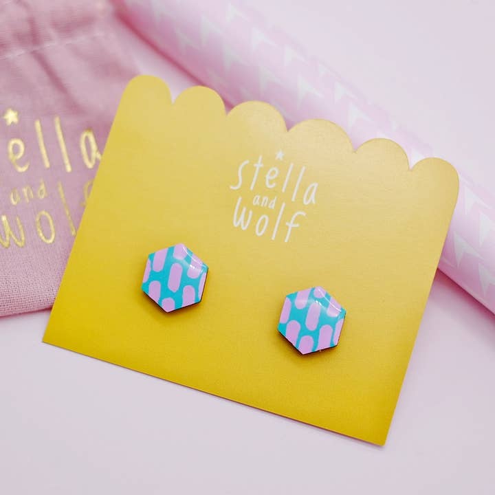 Zeshoekige oorbellen met blauwe en roze streepjes voor wholesale door Stella and Wolf