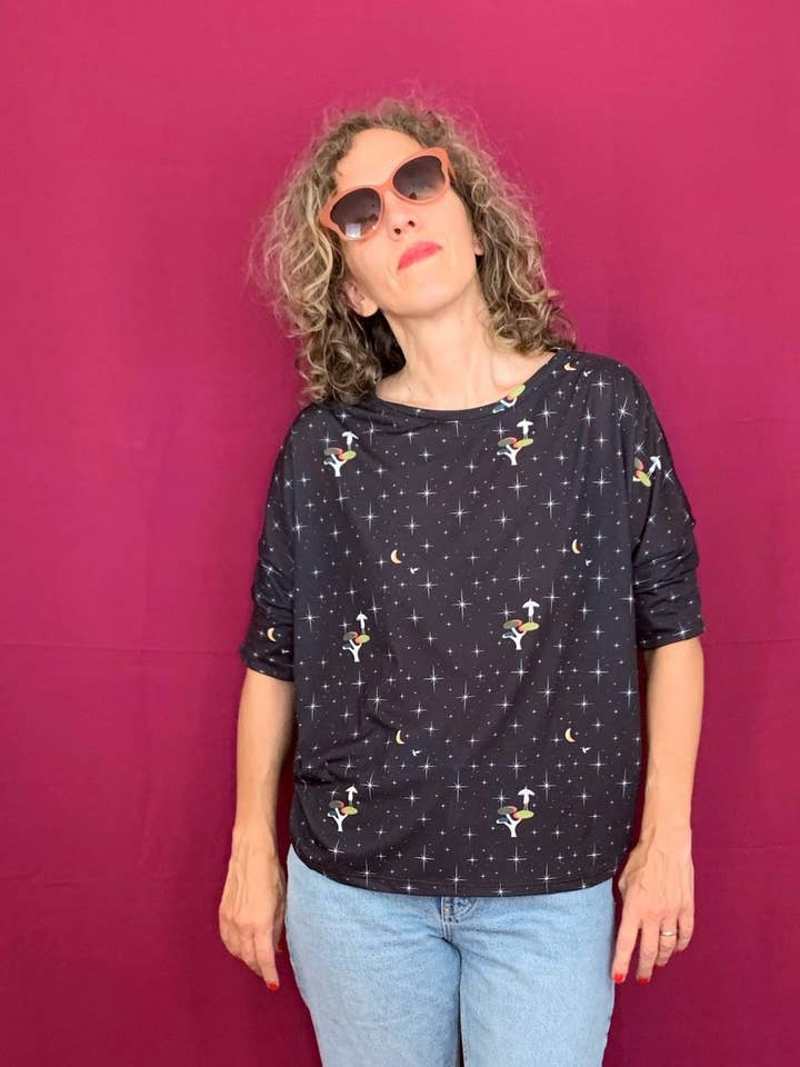 T-Shirt Bond - Stampa Notte stellata per la vendita all'ingrosso da parte di La Compiano