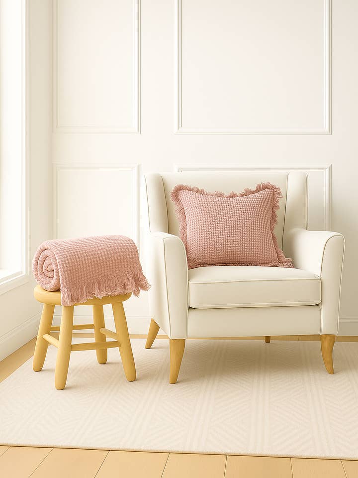 Betræk til pude i økologisk bomuld med vaffelstruktur og flæser - Støvet pink for engroshandel hos Mama and Tochter