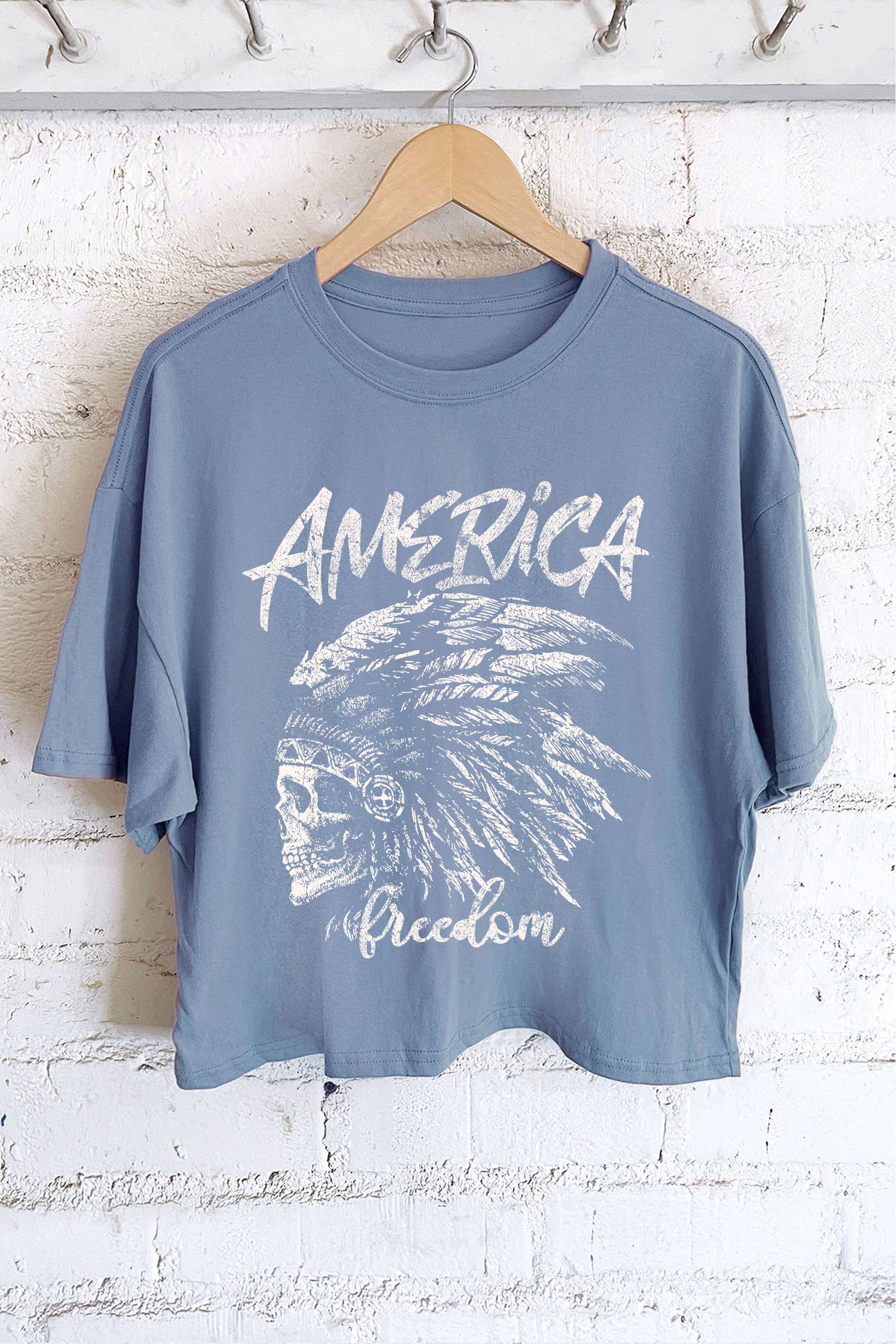 Rustee Clothing – Großhandel T-Shirt mit Siebdruck – Damen – AMERIKA FREIHEIT SCHÄDEL GRAFIK LANGES CROP-TOP1