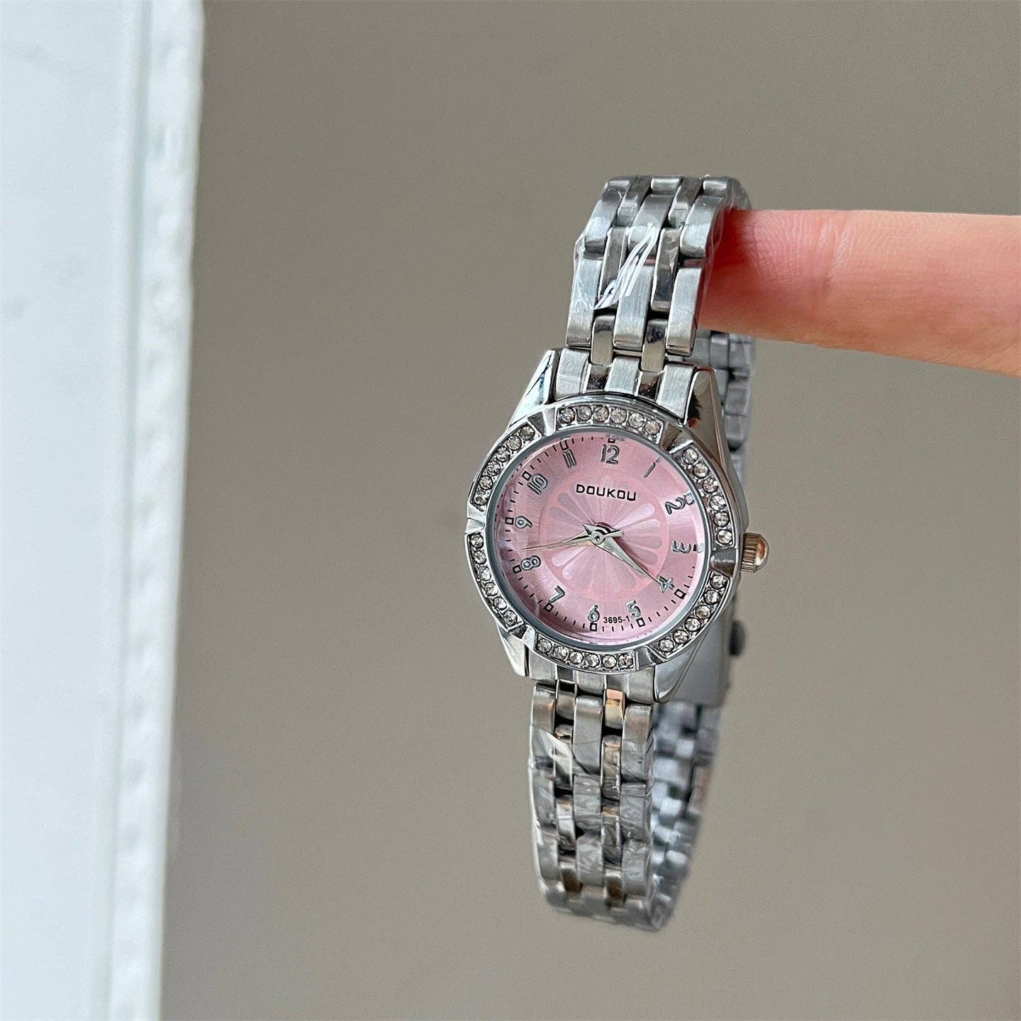Dipped Shop – wholesale Wrist watch – Women's – Rhinestone Round Dial Chic Quartz Watch DP25F7547