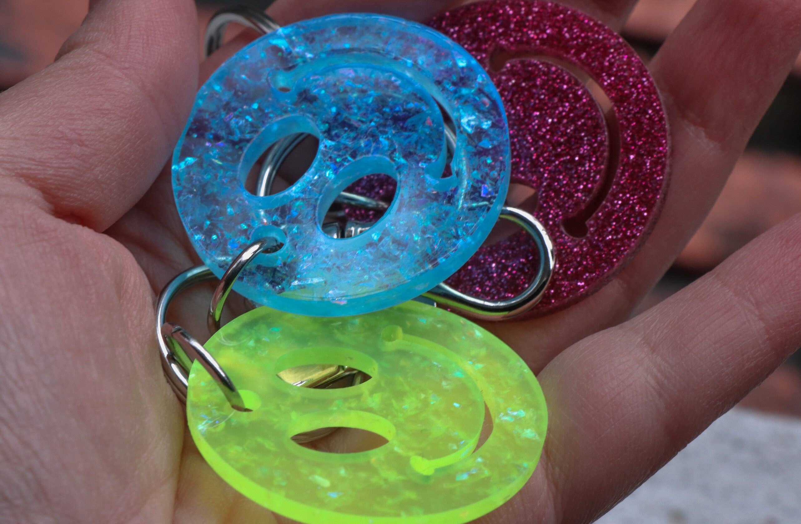 DeanMish – Engroshandel Nøglering - Dame – Laserskåret Mini Smiley akryl nøgleringe6