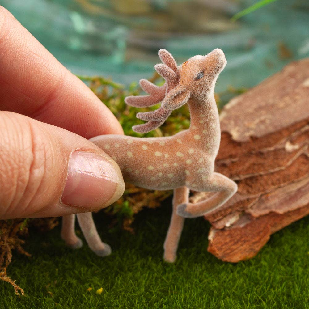 Factory Direct Craft – wholesale Dekorativt bordsobjekt – Miniatyrflockad bockhjort 2" L x 2-1/4" H (påse med 6)2