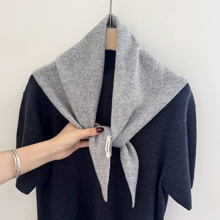 Foulard triangle en laine gris clair pour la vente par Last True Angel