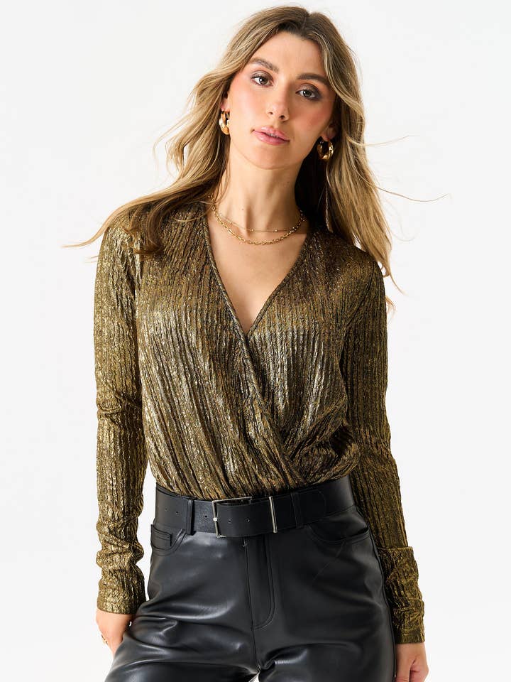 Gylden metallisk plisseret slå-om bodysuit for engroshandel hos GINI LONDON