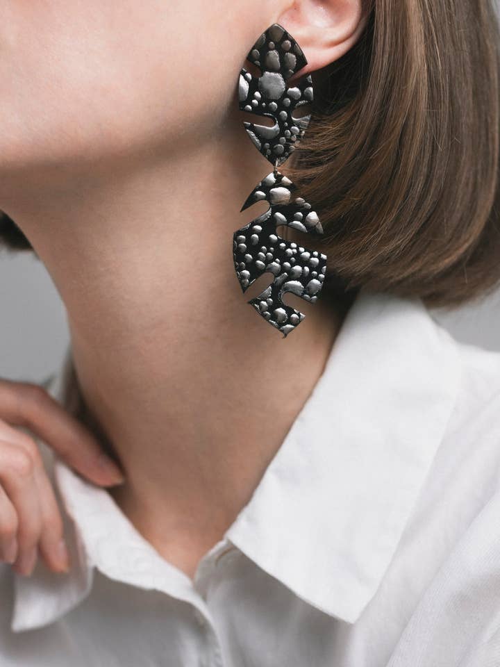 Pendientes largos de cuero, chic y elegantes. para venta al por mayor de ATELIER GAUTHIER