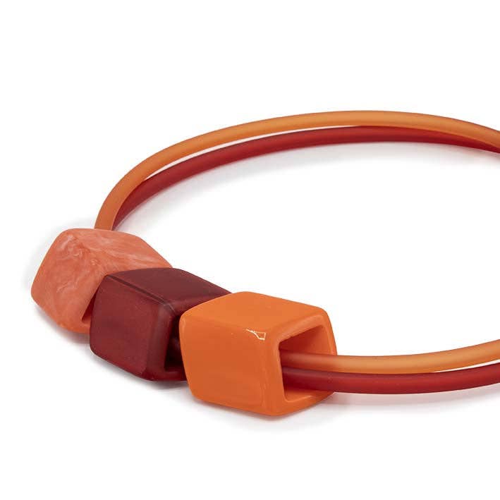 Rubber necklace with 3 cubes - Spice for wholesale by FATES, style with a story