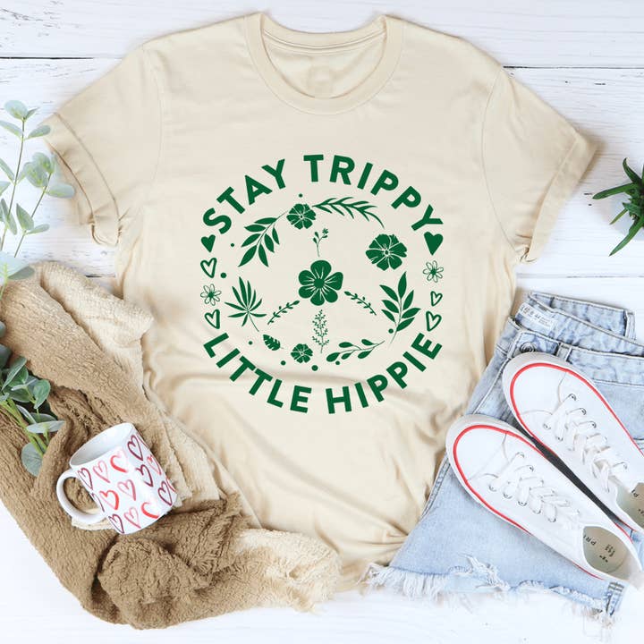 PIGMENTIFY – Großhandel T-Shirt mit Siebdruck – Damen – Stay Trippy Little Hippie T-Shirt mit Blumenmuster und Friedenszeichen