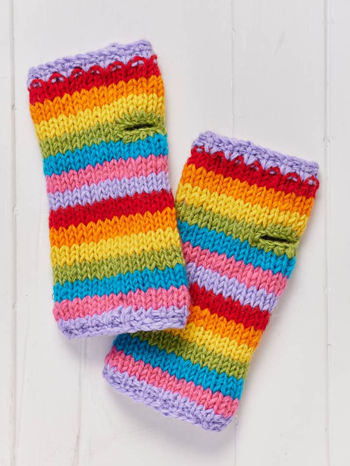 Scaldamani a righe arcobaleno lavorati a maglia a mano, foderati in pile per la vendita all'ingrosso da parte di Namaste