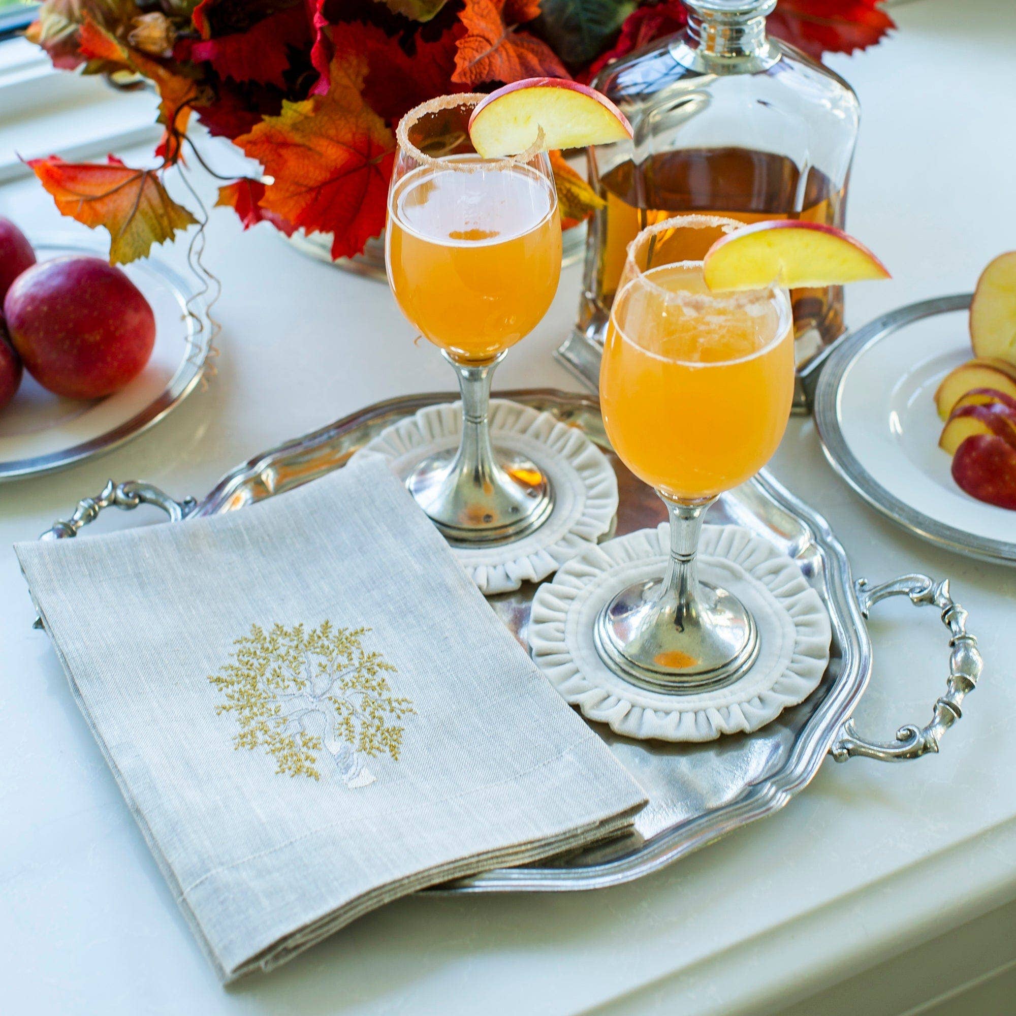 Arte Italica & Crown Linen Designs – wholesale Decorative tray – Vintage Scalloped Tray with Handles1