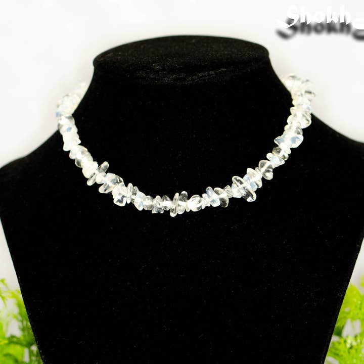 Collier ras du cou à copeaux d'opale blanche brute véritable pour la vente par Shokh Jewelry