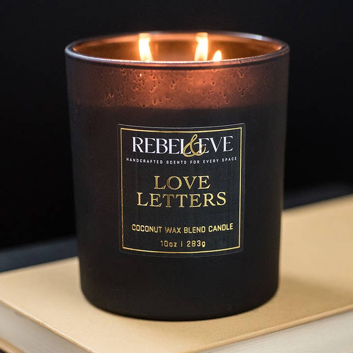 Liefdesbrieven 10 oz Boekachtige Kaars - Pioenroos voor wholesale door Rebel and Eve Candle Company