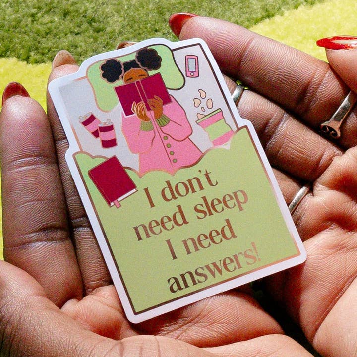 Autocollant « Je n'ai pas besoin de sommeil, j'ai besoin de réponses » - Autocollants originaux Bookish Fairycore Cottagecore Pinstory pour la vente par Pinstory