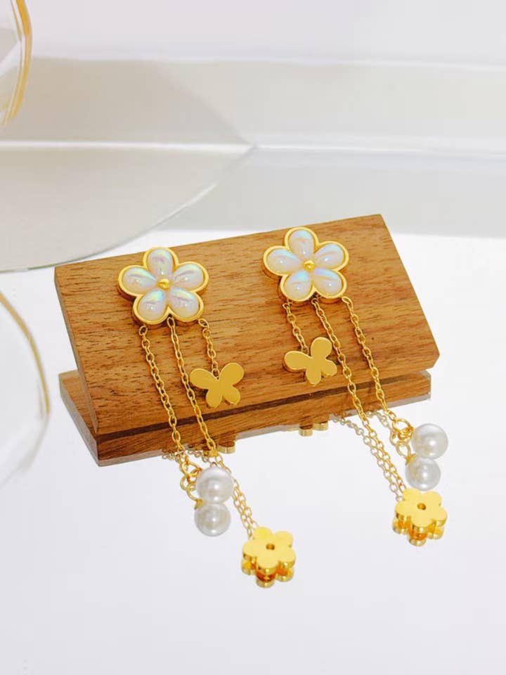 Orecchini Fiore Perlato & Farfalla Dorata in Acciaio Inossidabile per la vendita all'ingrosso da parte di COSMOS