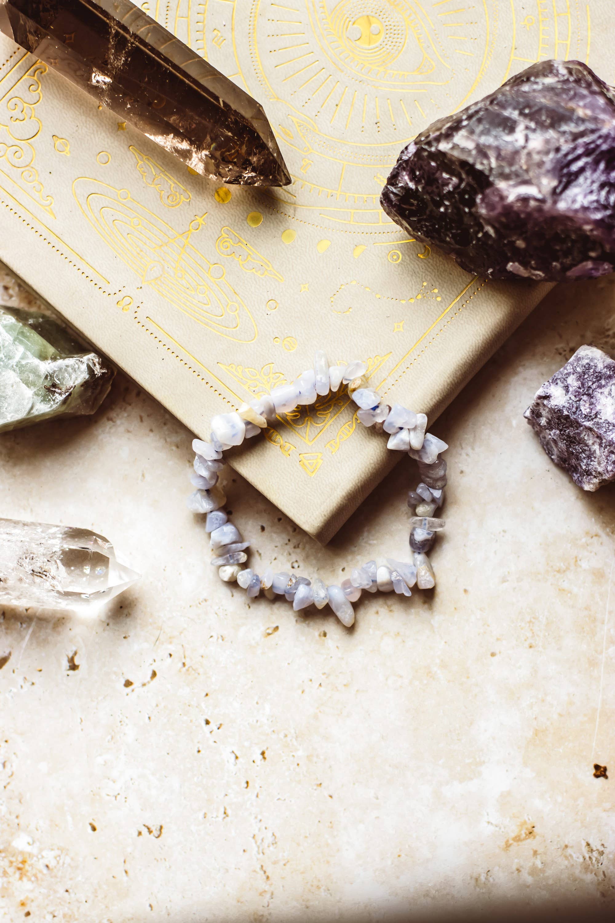 Mindful Living Co. – Großhandel Perlenarmband – Armband aus natürlichen Kristall-Edelstein-Chips | Kristallschmuck24