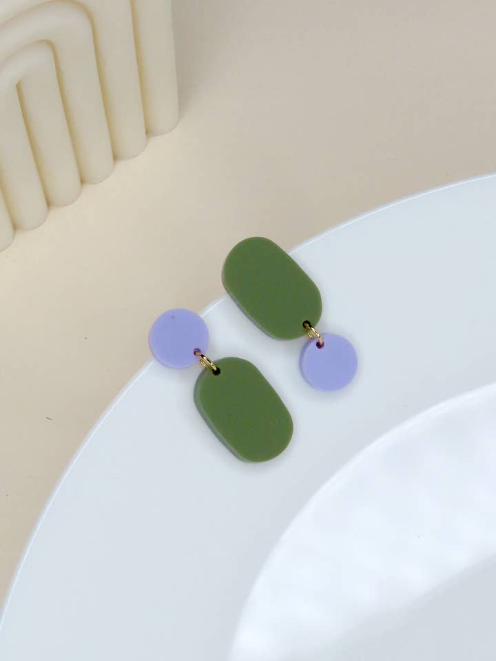 Boucles d'oreilles asymétriques Big Claire en olive lilas pour la vente par Niemalsmehrohne