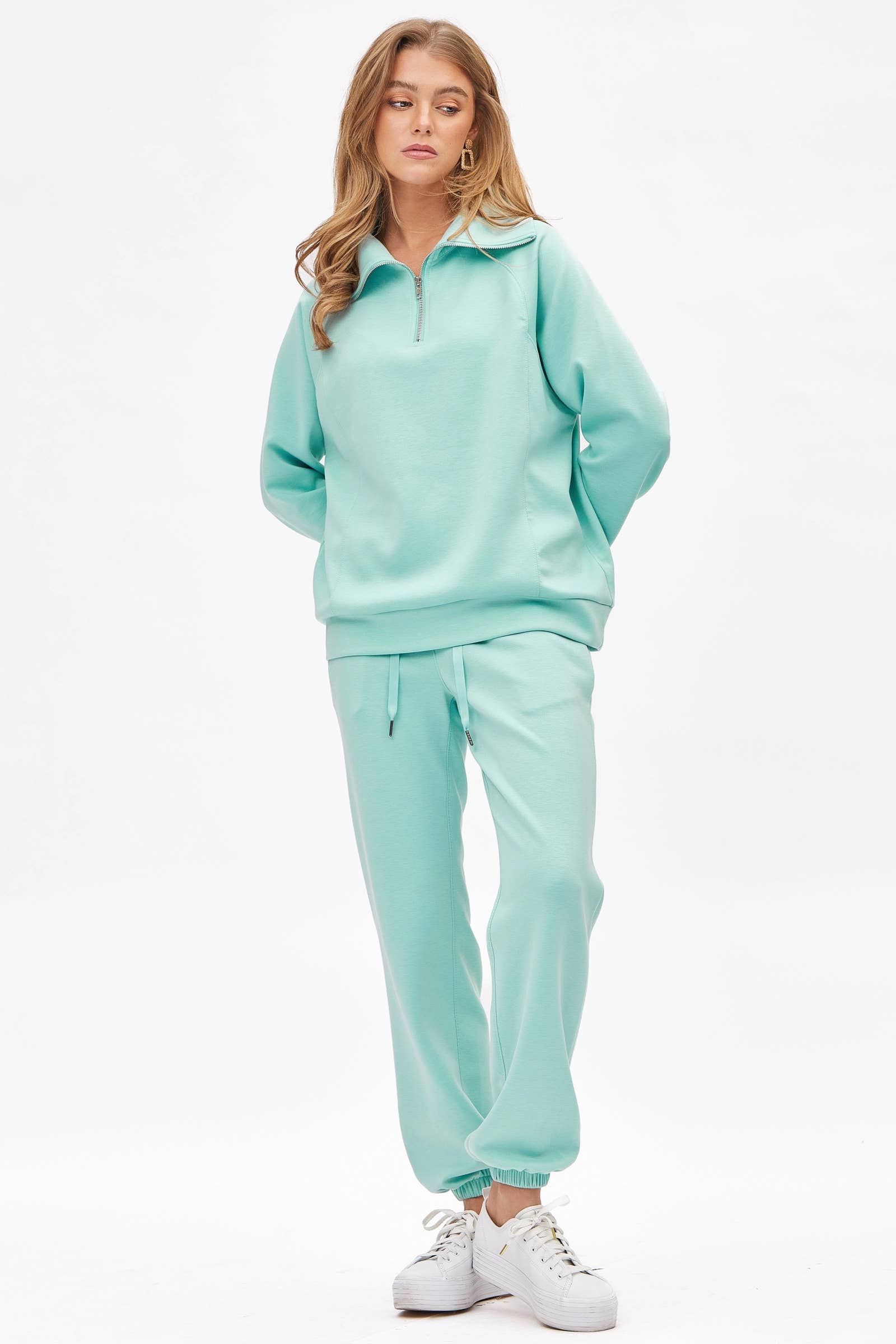 Dear Scarlett – Großhandel Loungewear-Set – Damen – Reiseset aus Modal-Pullover mit viertelförmigem Reißverschluss und Jogginghose19