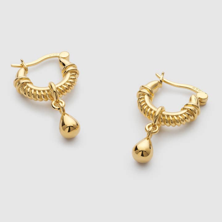 Orecchini a cerchio Huggie a goccia in oro massiccio per la vendita all'ingrosso da parte di Elk & Bloom