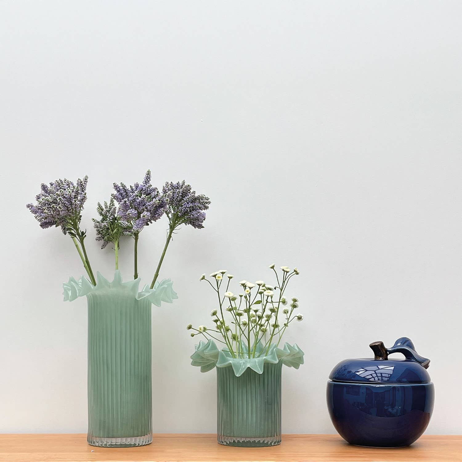 Opjet Paris – Großhandel Kerze im Glas / gefüllte Kerze – Duftkerze in blauer Apfelform, Bernstein-Duft, D 9,8 cm, H 10,2 cm2