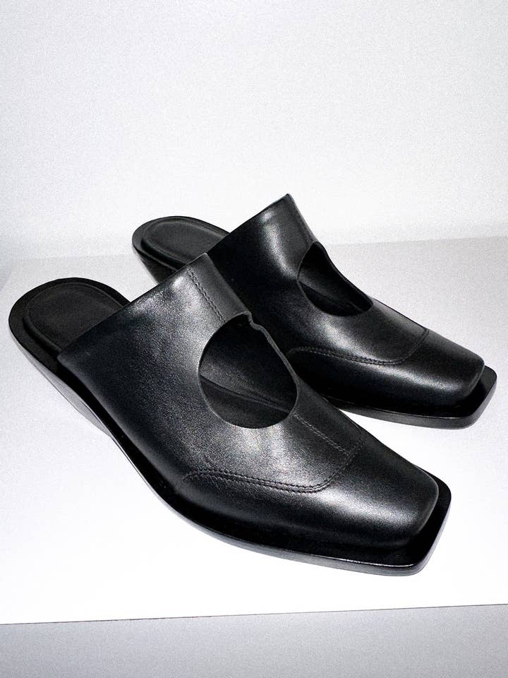 Circle Mule in Black for wholesale on Faire4