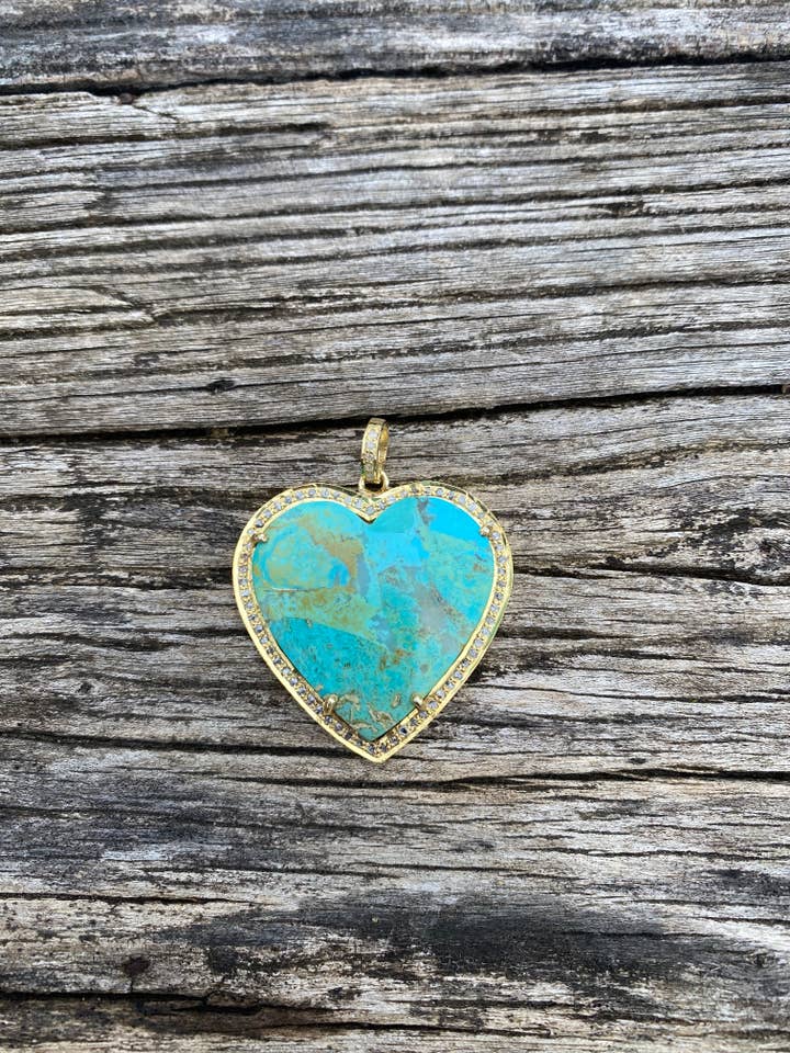 Pendentif en forme de cœur en turquoise avec bordure dorée pour la vente par ILISSA MICHELE JEWELRY